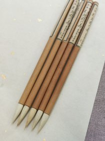 日本盛文堂60年代制羊毫老毛笔瑞穗乃寿，规格类似大白云，笔尖比大白云好，我觉得很好用，适合写经、中楷小楷，小行书等。笔峰有的发黄或带老斑，一泡水就洗白白了。出锋2.6，直径0.7厘米。两支99元。