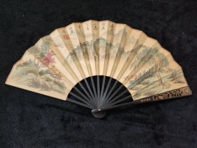 代号Z04《仇英山水》手绘镂空折扇

材质：宣纸
扇面尺寸：宽60cm*高33cm左右