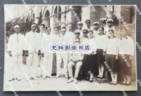 【福州教育史料】1930年代初 福州东瀛学校校长、教师与学生代表在学校教学楼前合影照一张（相纸较厚。福州东瀛学校，前身为创办于1908年的福州东瀛学堂，原址在仓前山对湖，与日本领事馆邻近，1916年东瀛学校和台湾公会一同迁往南台苍霞洲新校址，旧址改为宿舍使用。1937年7月，抗战全面爆发后，日本驻福州总领事馆命令日本侨民和台湾籍民撤离，1937年8月，福州东瀛学校停办。）