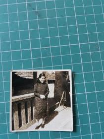【绘画素材】一张50年代老照片：单人，女少妇，旗袍