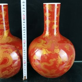 大清康熙郎红釉描金龙凤呈祥天球瓶一对
