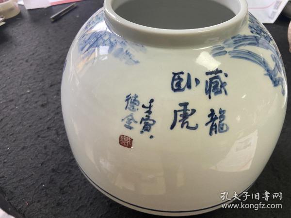 【终身保真陶瓷，得自画家本人】戴德全，陶瓷瓷罐，高22cm，上口径13cm，底15cm，带证书！
一九五五年生于辽宁省盘锦市大洼县田庄台镇。一九八二年毕业于鲁迅美术学院，国家一级美术师。系中国田园画会会员，盘锦市美术家协会会员。盘锦市工艺美术大师。从事中国虎文化绘画研究四十余年。创作了大量国画老虎作品和陶瓷老虎作品。国画代表作品《百虎长卷》13.8米X1.4米