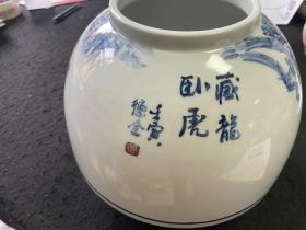 【终身保真陶瓷，得自画家本人】戴德全，陶瓷瓷罐，高22cm，上口径13cm，底15cm，带证书！
一九五五年生于辽宁省盘锦市大洼县田庄台镇。一九八二年毕业于鲁迅美术学院，国家一级美术师。系中国田园画会会员，盘锦市美术家协会会员。盘锦市工艺美术大师。从事中国虎文化绘画研究四十余年。创作了大量国画老虎作品和陶瓷老虎作品。国画代表作品《百虎长卷》13.8米X1.4米