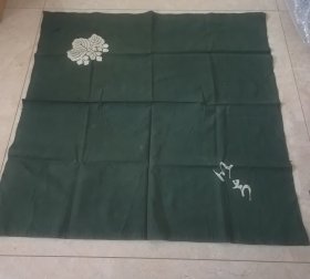 日本购回： 古美术织物，绿染古布御打敷，日本昭和早期皇室御用织品《 皇室三叶桐花纹样 深绿色御用茶席垫》 正方形75厘米。棉麻一类的御茶巾，茶垫，桌布，日本铁釜铁瓶包裹皮，包袱铺盖，老货有岁月痕迹。