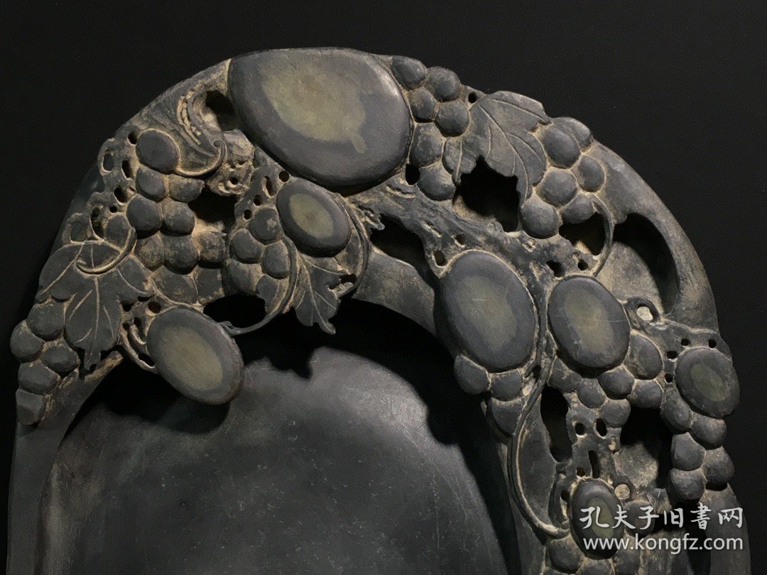 ￼ ￼ ￼ 旧藏端砚 多子多福，石料完美，质地细腻，古朴自然，整砚天然石眼丰富，清晰明亮，巧刻葡提构思巧妙，工艺精湛，砚背铭文劲挺，刀工犀利，包浆浑厚，款：孙智敏。收藏赏用珍品。 尺寸：25/19/4cm。重3.06公斤。