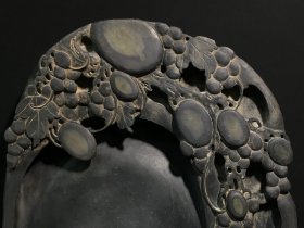 ￼ ￼ ￼ 旧藏端砚 多子多福，石料完美，质地细腻，古朴自然，整砚天然石眼丰富，清晰明亮，巧刻葡提构思巧妙，工艺精湛，砚背铭文劲挺，刀工犀利，包浆浑厚，款：孙智敏。收藏赏用珍品。 尺寸：25/19/4cm。重3.06公斤。