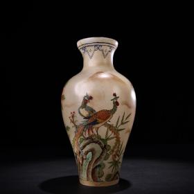 珍品旧藏收清代琉璃纯手绘彩绘花瓶
品相保存完好  画工精湛   器型精美
重600克  高19厘米  直径9.5厘米