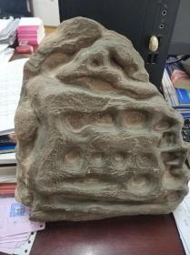 奇石一块，见图，在南疆的一处崖下寻得，崖上有融雪水滴下，历经千万年形成，水滴石未穿，造化此石，非常奇妙难得。约高35宽25。重约8公斤。