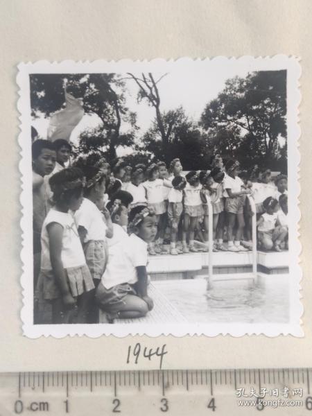 60-70年代昆明市儿童戴花环在游泳池旁照片1944(时期昆明照片系列，专业摄影，清晰度高，照片本身95品，牢贴在纸上，单张照片需裁剪下来)