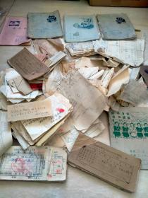 整理库房，68年左右，北京门头沟大队革命委员会，帐本3本，流水账本5本，便条400左右，内容丰富收藏价值高。