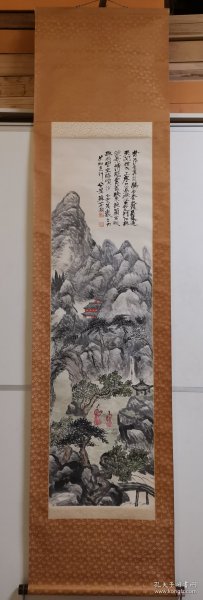 回流老字画，茶挂，老破旧，放漏清仓出，名家蘇僊自题纯手绘作品写意山水，纸本绫裱，实木轴头，地杆很重，自然老旧，到代老作品，品相如图，欢迎收藏 海外直购，非国产加工品，欢迎捡漏。货号95272 整幅尺寸：190*45.5cm 昔涉玄真道，腾步登太霞。负笈造天关，借太上家。忽过微垣，真人列如麻。渌景清飙，云盖映朱葩。兰宫敞珠扇，碧空起璚沙。