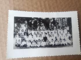 1956年黄岩县灵石中学崇伦级全体毕业同学及教师留影。