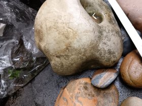 石头。 洞很神秘