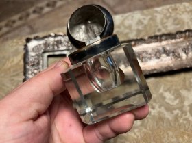 精品，英国19世纪古董书房铜镀银文具9件套，最大尺寸笔架长25 ，书报夹高14 ，墨水瓶托盘宽13，总重4.5斤。高浮雕工艺，众多人物刻画精巧，细节非常丰富。包浆浑厚，品相完美，带像框角原装钉，英伦风书房重器。