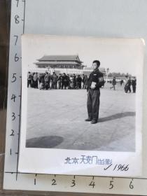 1966年小帅哥学生佩戴校徽手抄红宝书佩戴红卫兵袖套北京天安门照片有字估计放大镜能看清(忻月宝相*册，忻月宝，1946年出生，上海市东南中学毕业，后来可能是知青支边，成为云南省建工局机修厂铣工)