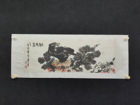 谷春章，25*68厘米，6岁起在荣春社学艺，一年后转入鸣春社。出科后，曾在天津、东北等地搭班演出，先后与谭富英、杨盛春、许瀚英、姜铁麟等同台演出。1949年后，加入中国京剧院，曾为梅兰芳配戏。长期与李少春、袁世海、叶盛兰、杜近芳等同台。后又师从叶盛章习武丑，继叶之后与李少春合演《三岔口》。多次随团出国访问演出，除常演《三岔口》《秋江》一类丑角戏外，还兼演猴戏。是现代京剧《红灯记》中磨刀人的饰演者。