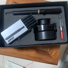 德国凌美LAMY钢笔 礼盒套装钢笔+笔囊一个+吸墨器+墨色墨水