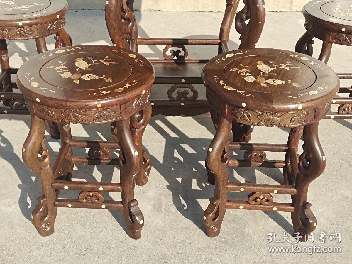 檀木镶嵌螺钿圆桌 一套
做工精美大气，雕工漂亮 木纹清晰，分量十足，品相一流……