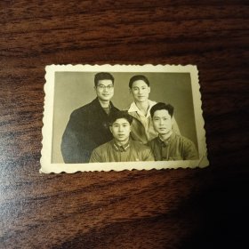 老照片–1963年春节四名青年在广州留影（前排二人穿军装）