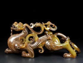 和田玉旧藏回流 精品瑞兽 玉质刚性细腻油润 包浆醇厚 沁色自然 雕工精湛流畅 品相完美 细节如图 尺寸30×12.6×6.2厘米 重1923.7克