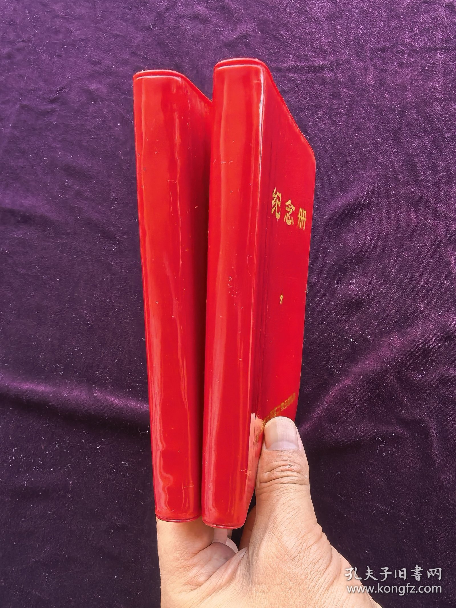 中国人民解放军零二四五部队赠纪念册.笔记本.日记本。2本一对合售。（好品。50开，袖珍版，未使用，空白本。内有2页彩色照片，6页立体的提词语录。一个老军人家的压箱底货。年代久远自然黄旧，品相如图自定，品相要求苛刻者请绕道。）