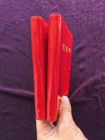 中国人民解放军零二四五部队赠纪念册.笔记本.日记本。2本一对合售。（好品。50开，袖珍版，未使用，空白本。内有2页彩色照片，6页立体的提词语录。一个老军人家的压箱底货。年代久远自然黄旧，品相如图自定，品相要求苛刻者请绕道。）