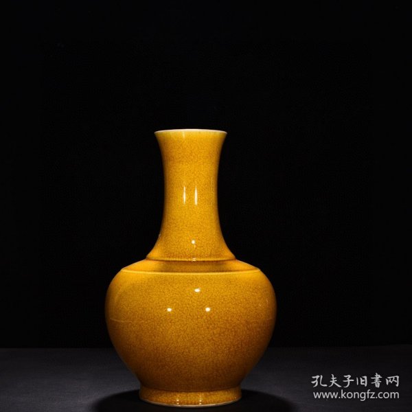 瓷器 清雍正米黄釉冰裂纹赏瓶 高26厘米 宽20厘米