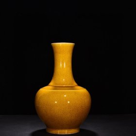 瓷器 清雍正米黄釉冰裂纹赏瓶 高26厘米 宽20厘米