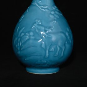 旧藏 清乾隆单色釉天蓝釉雕刻鹤鹿同春蒜头瓶 高30.5×16厘米