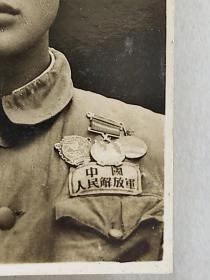 中国人民解放军贾恒禄着50式军装佩戴解放西南胜利纪念章等三枚勋章照片1.1954年于速中