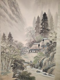 （8）绢本挂轴老画《山水风景人物图》包装盒完整，青峰笔 原装原裱立轴画一副，绫装，品相如图 钤印（尺寸183cmX52.5cm画心尺寸106cmX40.5