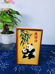 建国后时期五六十年代！熊猫牌竹黄麻将一盒！全品 极品品相！144张全牌无缺！档次极高的竹黄麻将！盒子及麻将都是竹黄的！十分稀有罕见！高档老物件！比竹骨的要高档多了！收藏价值极高！实用性比较高！精品级麻将收藏必备！