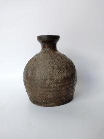明清老陶器酱釉茶叶罐，也可作插花器，简约古朴，胎干，很多沙眼，不裂不残，完整不坏，口腹底径分别为5·13·11，高14.5厘米。