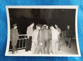 夜晚军人领导干部在桥上老照片