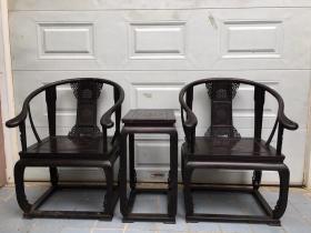 檀木包铜边圈椅一套
尺寸：椅子单个长65厘米宽75厘米，后背离地面高99厘米，中间茶几长47厘米，宽38厘米，高71厘米