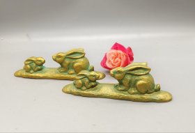 一对日本南部铸铁兔子文镇，母子兔子造型，金色涂装，做工精致。适合做镇纸或摆件。铁器制品，实心厚重，造型生动有趣。长12厘米，宽2.5厘米，高4厘米。
