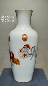 美品·款识“大清乾隆年制·郎世宁恭绘”精工细作满工粉彩“八骏图”纹赏瓶。