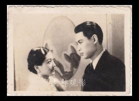 袁美云/刘琼主演：《少奶奶的扇子/1939年》戏照一枚【8.2+5.9cm】(5)