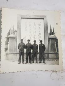 林题 背景墙  军人 老照片 2张，1968年4月……时代特色明显