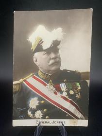 一战法国1918年，霞飞元帅照片版明信片。

写于1918年4月28日，距离一战结束还有6个月，未能寄出。

人物简介见图三。
