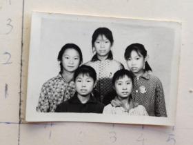 五小美女佩戴毛主席像章合影照片(彭家珍相册，彭国珍，50年代初毕业于西北大学，后奉献在会泽某矿山(厂))