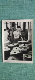 上海第一抛布轮制造厂 1960年麻面厚相纸照片 长20厘米宽15厘米.