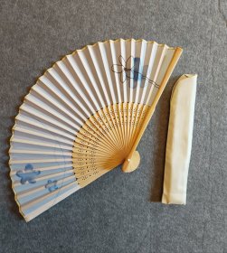 素雅小蓝 日本回流京扇绢扇 带布套 扇高20.5Cm，展开最宽幅37Cm，自然旧品。 回流二手品 ，年久物，自然旧痕有之，不完美处有之，购前慎之，购后不纠结。实价不议不包不退换！