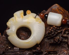 和田玉猪龙 规格: 9.6×5.6×2.0厘米，重 108克。 玉质温润细腻，沁色自然，刀功老道，皮壳包浆一流，雕刻生动，线条流畅，品相完美！
