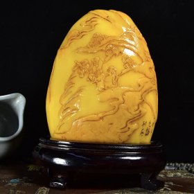 珍藏品 寿山石黄皮田黄石纯手工雕刻【游山玩水】玉玺随形印章书房闲章摆件 落款甲子 【之谦】刊石 尺寸：含底座高18.2x12x8.5厘米 净重：2148克