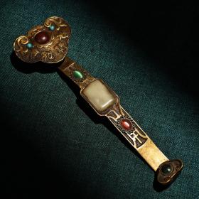 珍品旧藏纯铜镶嵌宝石如意
品相保存完好   工艺精湛  造型精美
重296克   长24厘米  宽7.5厘米