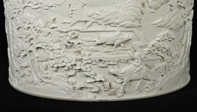 旧藏 清乾隆象牙白釉雕刻山水人物纹笔筒，高24.5×26厘米