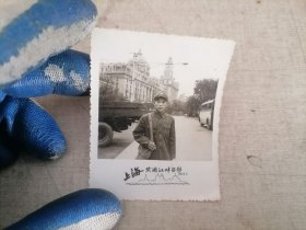 老照片：1973年上海黄埔江畔留影军人