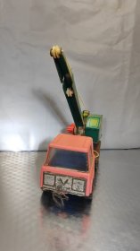 前苏联233前苏联老玩具，品相如图，孤品。玩具，铁皮起重机，粉色车身，绿色起重机臂，品相如图，孤品。适合收藏爱好者。感兴趣的话点“我想要”和我私聊吧～