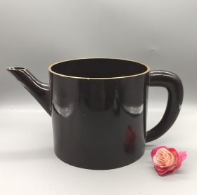 日本实木大漆水壶（缺盖），黑色漆面配金色边框，做工精致。壶身厚实，有轻微使用痕迹，整体品相不错。壶嘴有轻微脱金如图。壶身高12.5cm左右，口径14cm，容量大概1.5升。适合泡茶、浇水、注水使用。满58包邮偏远地区邮费自付。